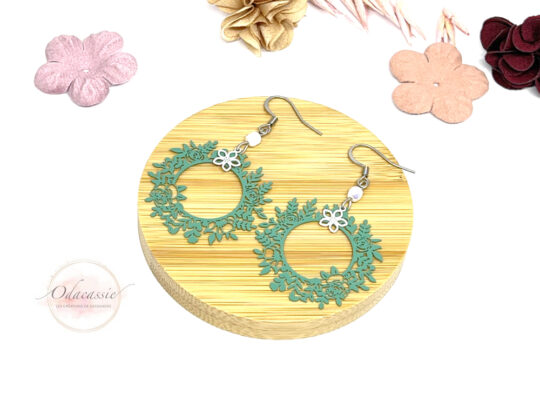 Boucles d'oreilles couronnes de fleurs vert menthe blanc par Odacassie