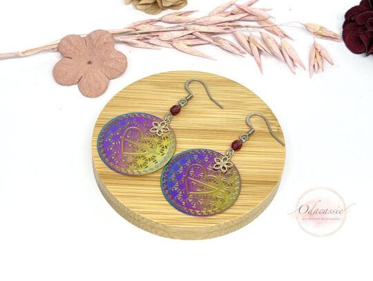 Boucles d'oreilles cœurs irisés reflets multicolores flèches fleurs par Odacassie