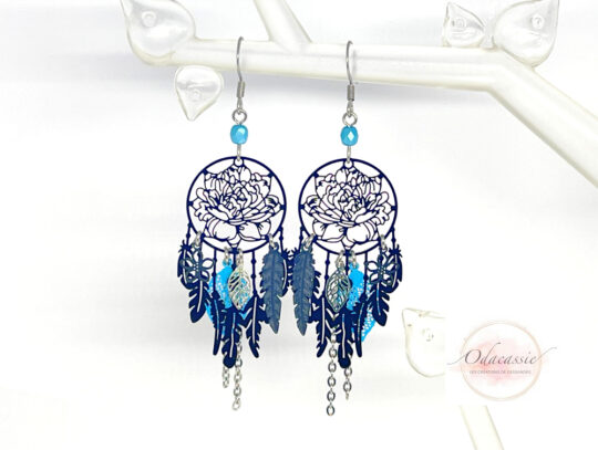 Boucles d'oreilles attrape-rêves fleurs noir bleu par Odacassie