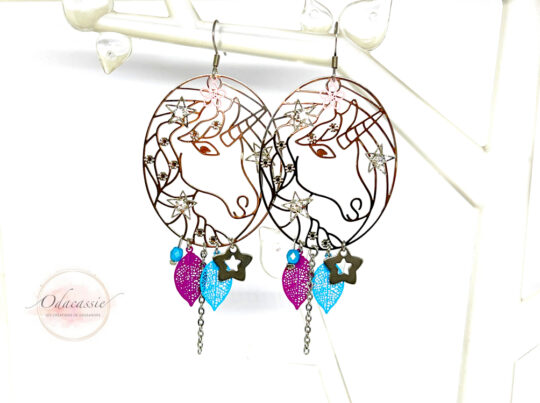Boucles d'oreilles têtes de licorne strass argente turquoise violet étoile par Odacassie