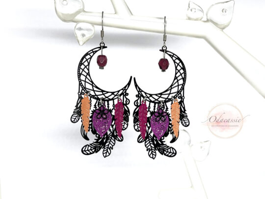 Boucles d'oreilles croissant de lune et attrape-rêves plumes noir violet rose fuchsia saumon par Odacassie