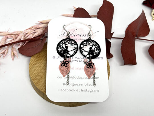 Boucles d'oreilles fées feuilles fleurs perles noir rose par Odacassie
