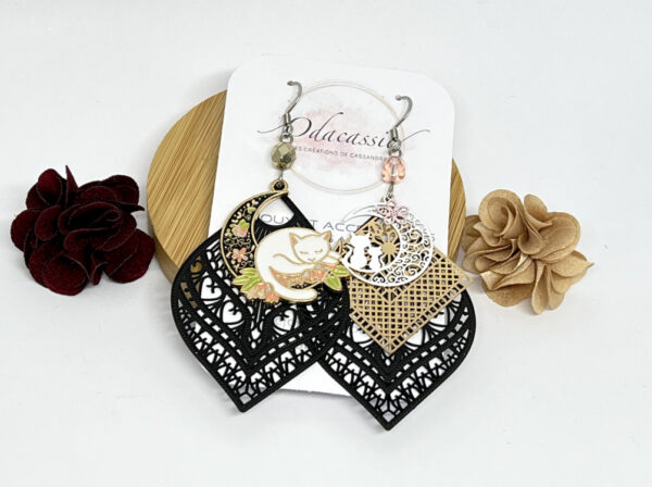 Boucles d'oreilles lunes chats fleurs asymétriques par Odacassie