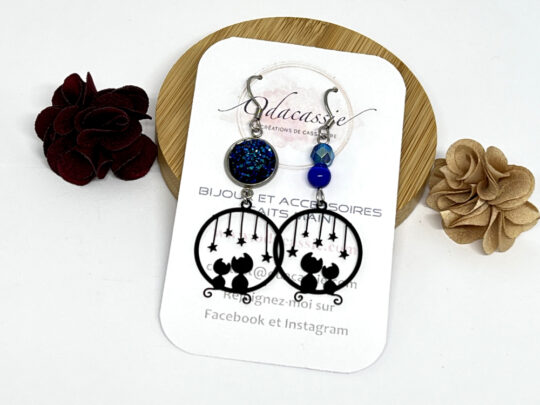 Boucles d'oreilles chats étoiles noir bleu pailleté par Odacassie