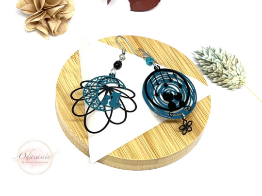 Boucles d'oreilles bleu canard et noir avec fines estampes chats et fleurs par Odacassie