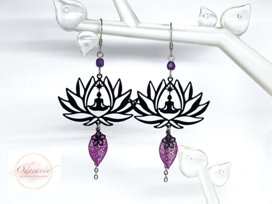 Boucles d'oreilles fleurs de lotus esprit zen violet noir par Odacassie