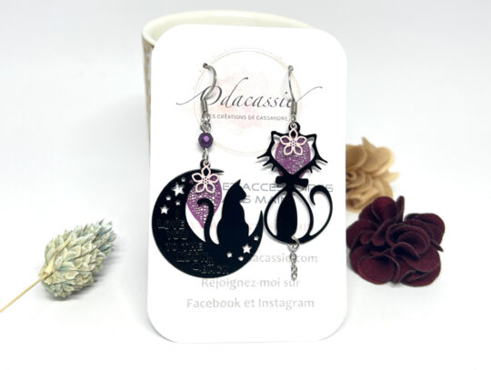 Boucles d'oreilles chats asymétriques violet noir par Odacassie