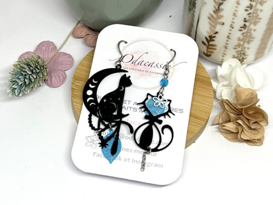 Boucles d'oreilles chats asymétriques bleu turquoise noir par Odacassie