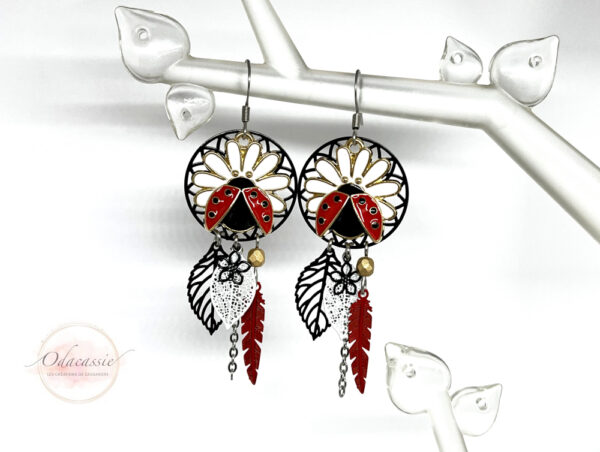 Boucles d'oreilles coccinelles marguerites porte bonheur attrape-rêves par Odacassie