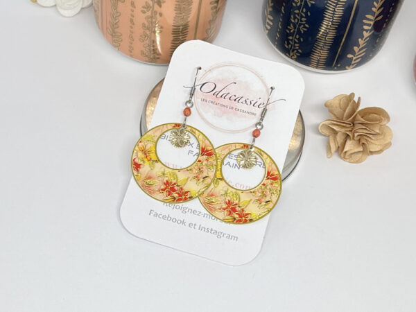 Boucles d'oreilles fleurs colorées créoles jaune rouge corail beige sequins par Odacassie