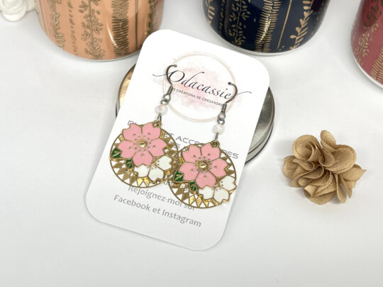 Boucles d'oreilles fleurs sur estampes étoilées doré blanc rose vert par Odacassie