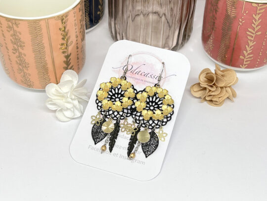 Boucles d'oreilles dreamcatcher couronnes de fleurs doré noir par Odacassie