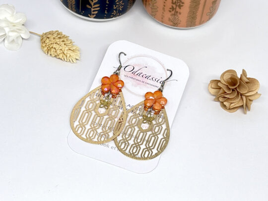 Boucles d'oreilles fleurs corail sur fines estampes gouttes dorées par Odacassie