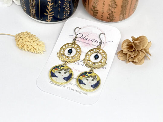 Boucles d'oreilles chattes chapeau fleuri type portrait doré bleu par Odacassie