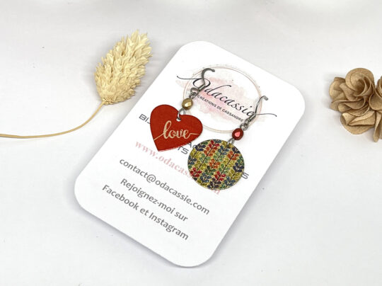 Boucles d'oreilles pailletées asymétriques cœur love et épis multicolores par Odacassie