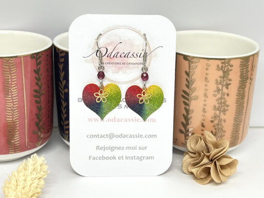 Boucles d'oreilles cœurs multicolores pailletés fleurs dorées et perles par Odacassie