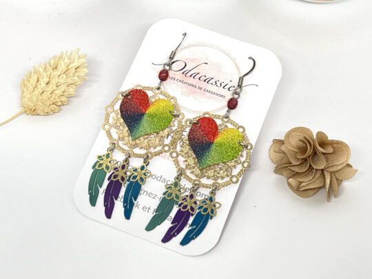 Boucles d'oreilles cœurs pailletés fleurs dorées attrape-rêves avec plumes métallisées par Odacassie