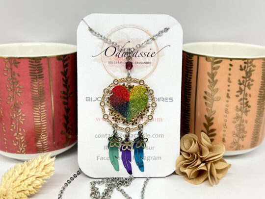 Sautoir cœur pailleté multicolore attrape-rêves plumes métallisées perles par Odacassie