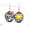 Boucles d'oreilles asymétriques toucan soleil noir multicolore par Odacassie