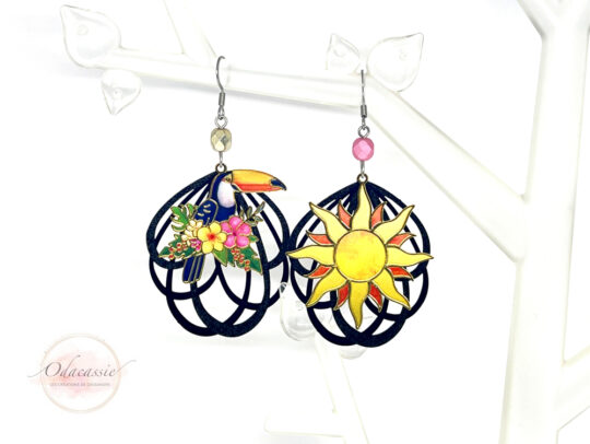 Boucles d'oreilles asymétriques toucan soleil noir multicolore par Odacassie