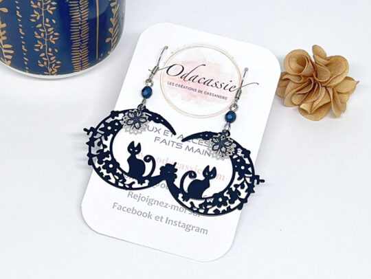 Boucles d'oreilles chats sur lunes fleuries noir bleu nuit par Odacassie