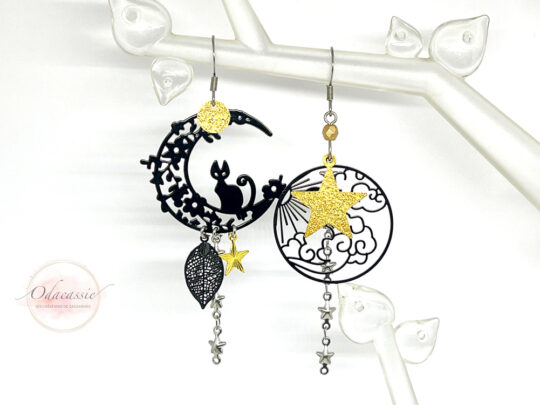 Boucles d'oreilles chat étoiles lune soleil nuages doré noir asymétriques par Odacassie