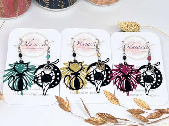 Boucles d'oreilles chats dissociées coloris au choix émeraude doré ou fuchsia par Odacassie