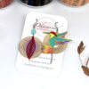 Boucles d'oreilles colibri multicolore feuilles rouge et mauve rosaces dorées par Odacassie