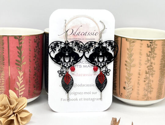 Boucles d'oreilles chats amoureux cœur noir rouge fleurs feuilles perles par Odacassie