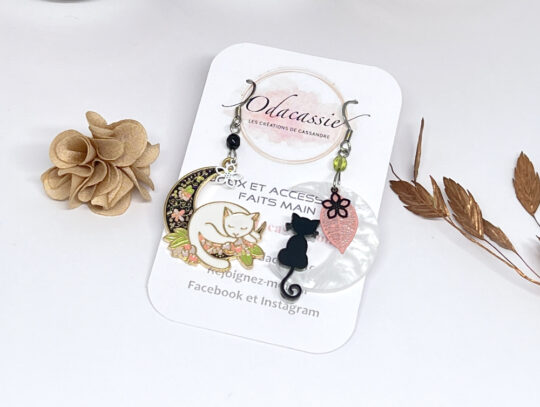 Boucles d'oreilles chat blanc chat noir lune fleurs feuille rose vert asymétriques par Odacassie