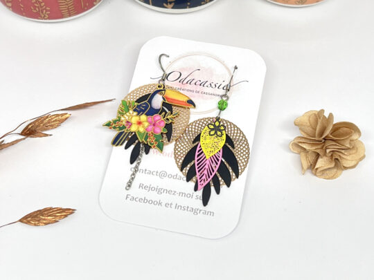 Boucles d'oreilles toucan multicolores asymétriques fleurs feuilles rosaces perle par Odacassie