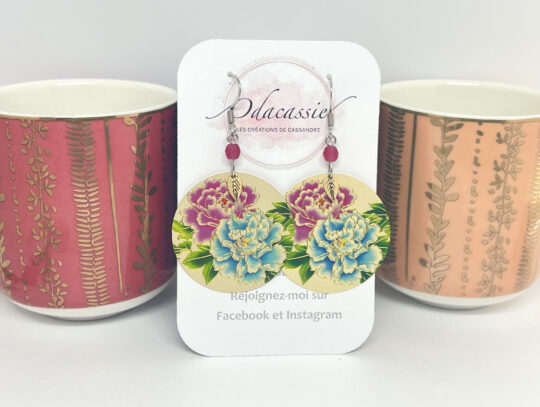 Boucles d'oreilles pivoines roses et bleues feuilles dorées perles par Odacassie