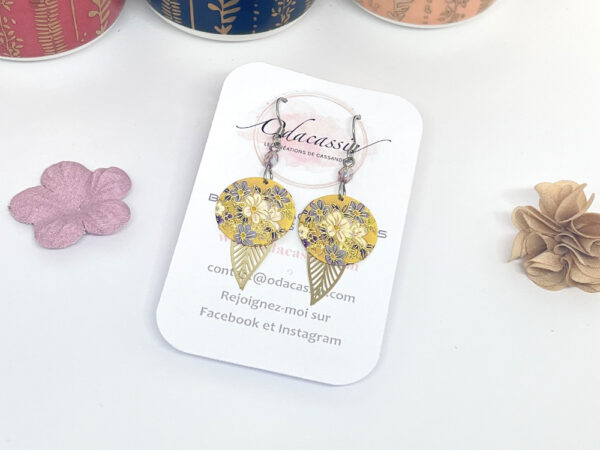 Boucles d'oreilles fleurs mauves et blanches sur fond jaune perles par Odacassie