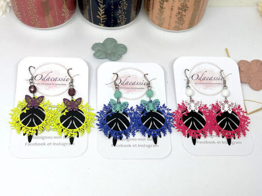 Boucles d'oreilles papillons couronnes de fleurs feuilles perles coloris au choix par Odacassie