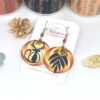 Boucles d'oreilles asymétriques spirales chats noir jaune orangé bordeaux perles par Odacassie