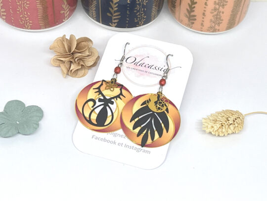 Boucles d'oreilles asymétriques spirales chats noir jaune orangé bordeaux perles par Odacassie