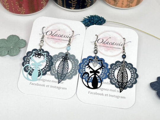 Boucles d'oreilles chat noir ou bleu feuilles fleurs perles coloris au choix par Odacassie