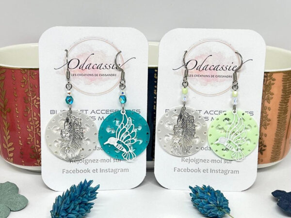 Boucles d'oreilles oiseau plume asymétriques blanc nacré bleu vert amande perles par Odacassie