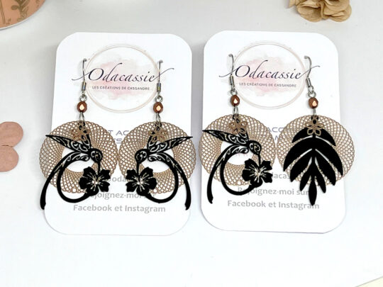 Boucles d'oreilles colibris noirs rosaces or rose fleurs perles version symétrique ou asymétrique par Odacassie