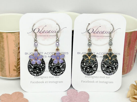 Boucles d'oreilles fleurs sur gouttes coloris au choix mauve ou gris noir fines estampes perles par Odacassie