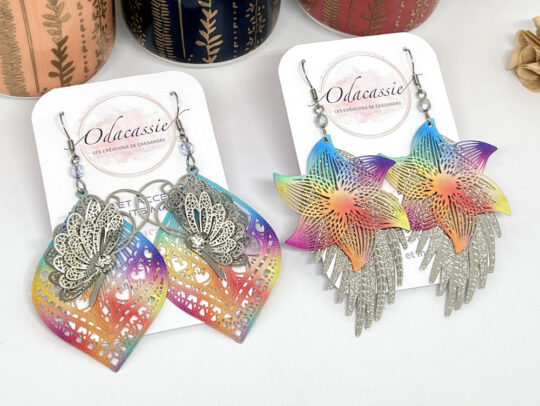 Boucles d'oreilles multicolores modèle au choix papillons ou fleurs fines estampes perles par Odacassie