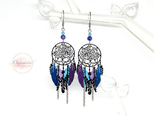 Boucles d'oreilles attrape-rêves noir bleu turquoise violet mauve fleurs feuilles plumes perles par Odacassie
