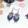 Boucles d'oreilles attrape-rêves noir bleu turquoise violet mauve fleurs feuilles plumes perles par Odacassie