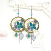 Boucles d'oreilles pendantes fleurs attrape-rêves bleu vert gris doré par Odacassie