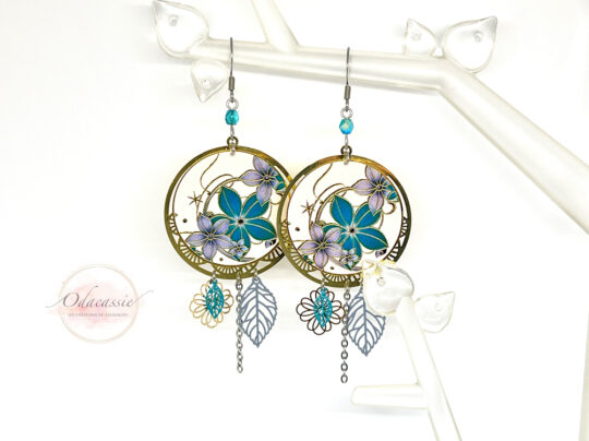 Boucles d'oreilles pendantes fleurs attrape-rêves bleu vert gris doré par Odacassie