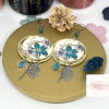 Boucles d'oreilles pendantes fleurs attrape-rêves bleu vert gris doré par Odacassie