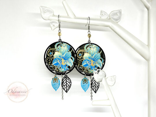 Boucles d'oreilles fleurs bleues noir doré turquoise esprit attrape-rêves par Odacassie