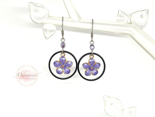 Boucles d'oreilles anneaux noirs fleurs mauves perles acier inoxydable par Odacassie