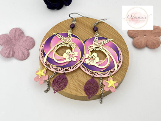 Boucles d'oreilles colibris dreamcatcher fleurs feuilles étoiles perles tons doré rose violet mauve par Odacassie