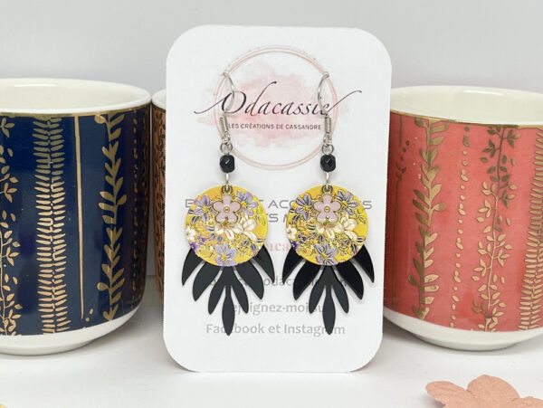 Boucles d'oreilles fleurs sur feuilles perles noir doré mauve jaune par Odacassie